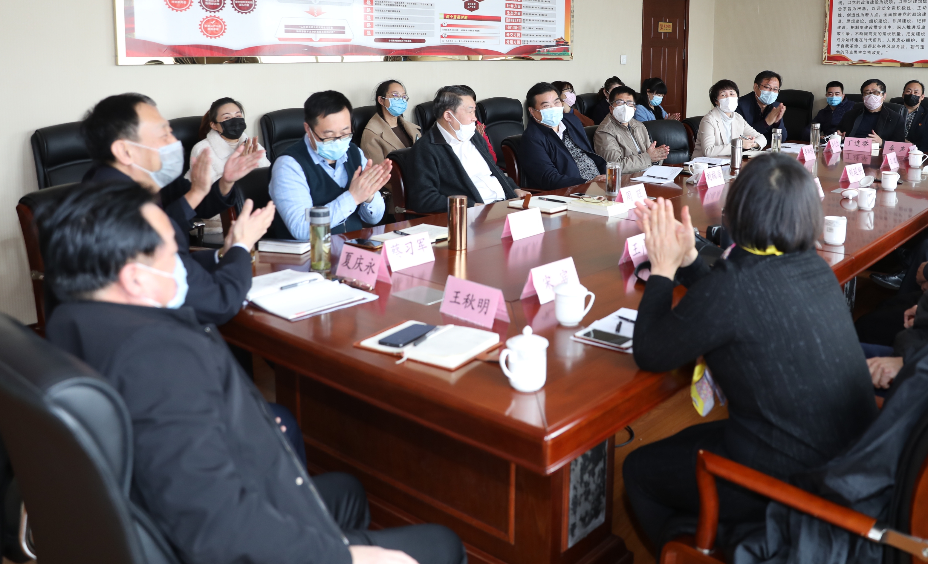 与会同志踊跃发言.jpg